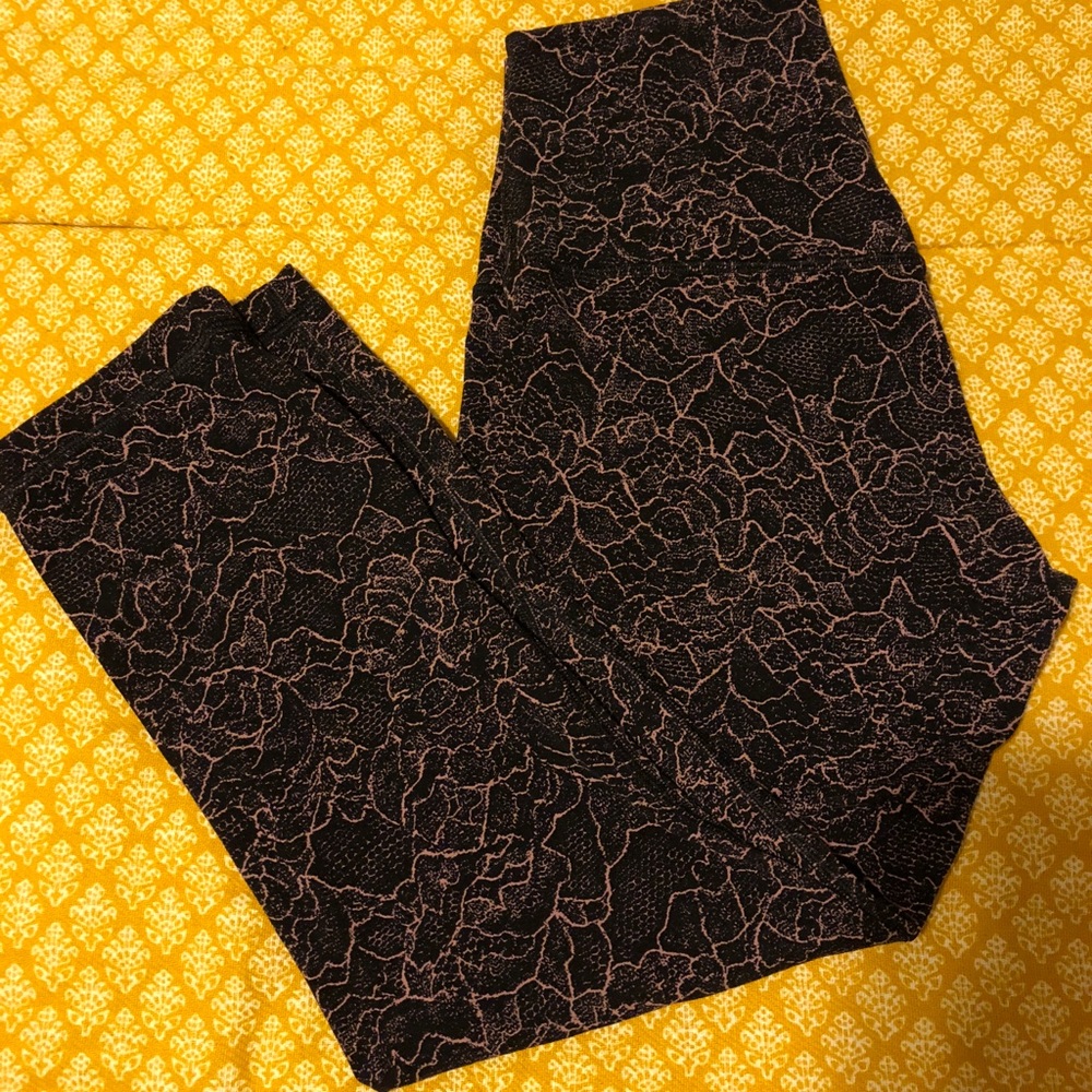 Patterned lululemon cropped aligns, size 6